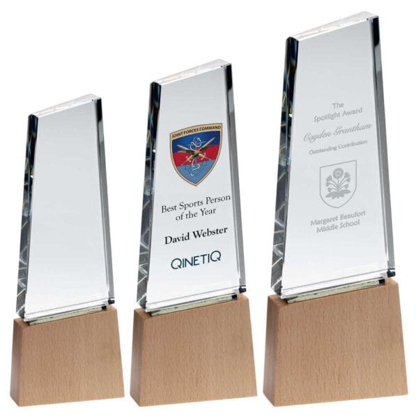 CLEAR GLASS BLOCK ON LIGHT WOOD BASE WITH COLOUR FLASH (32mm THICK)